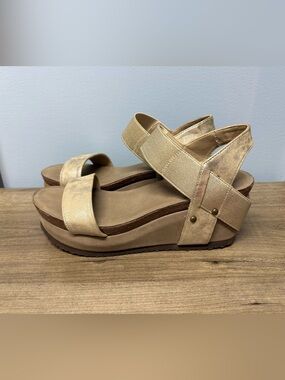 Women's Metallic Gold Platform Sandals with Cushioned Footbed Hokus Pokus 9.5